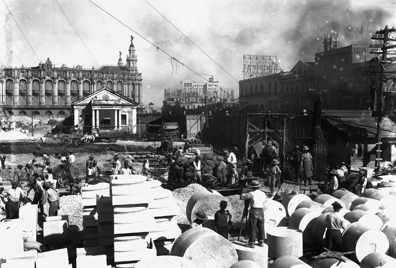 Construction site for the Capitol with the Centro Gallego in the background. Courtesy of Information Center Restaura, Ministry of Public Works, Cuba.