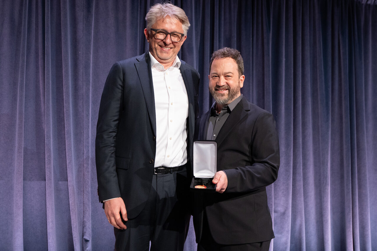 Nico Kienzl, Founding Director of Atelier Ten, receives the Champion of Architecture Award, presented by AIANY 2025 President Benjamin Gilmartin, AIA. Photo: Samuel Lahoz.